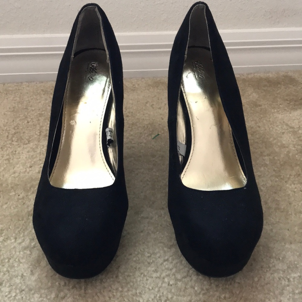 Black wedges